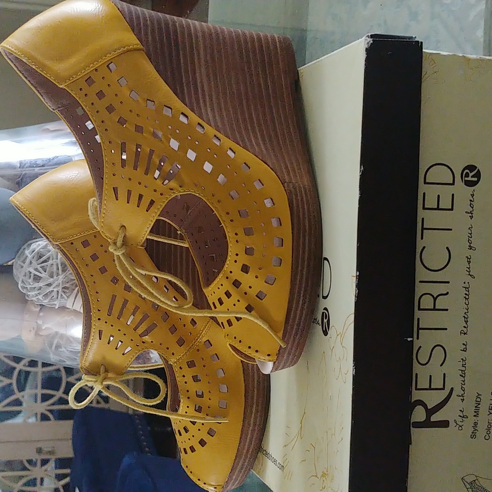Excellent Condition - Stacked Yellow Tie up Peep toe